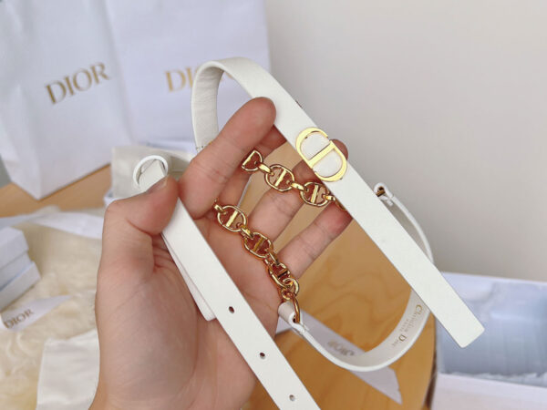Thắt Lưng Dior Da Trắng Trơn Phối Chuỗi Xích Khóa Logo CD Gold