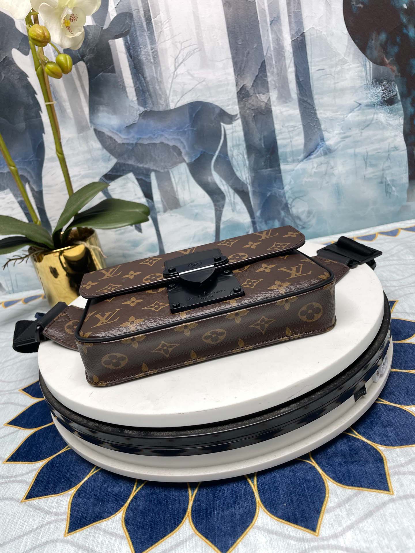 Túi Đeo Hông Nam Louis Vuitton LV S Lock Sling Bag Monogram