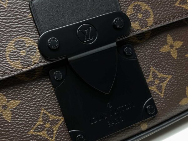 Túi Đeo Hông Nam Louis Vuitton LV S Lock Sling Bag Monogram