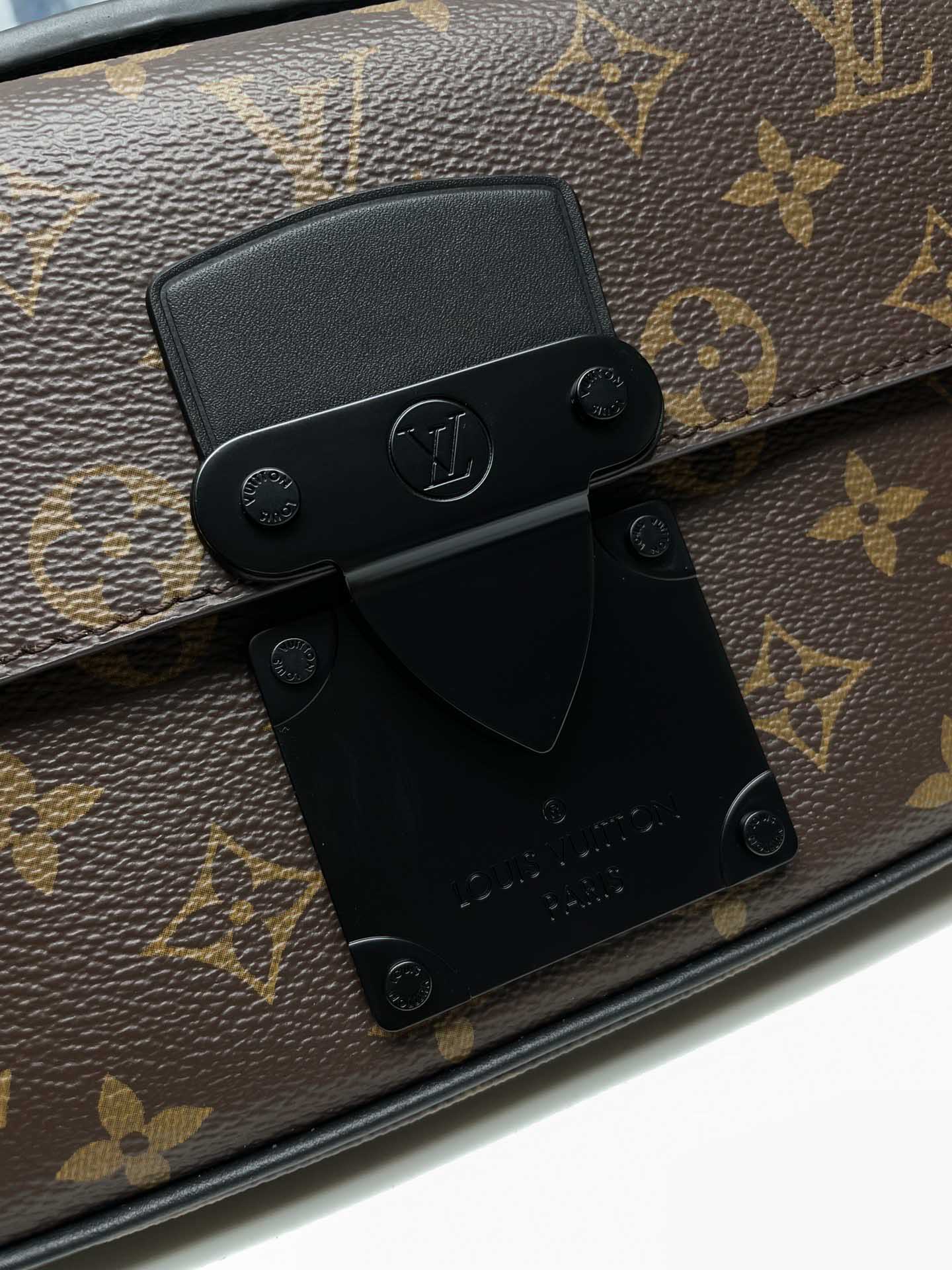 Túi Đeo Hông Nam Louis Vuitton LV S Lock Sling Bag Monogram