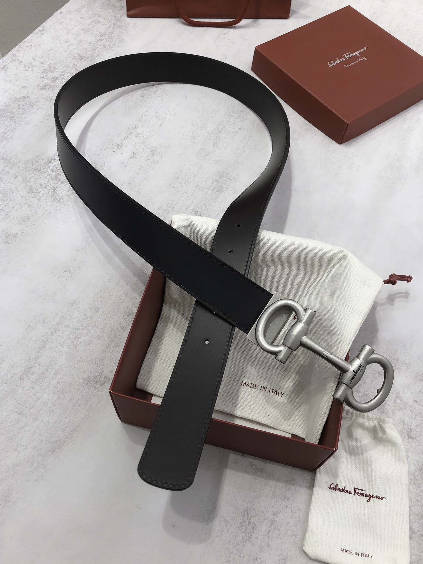 Thắt Lưng Salvatore Ferragamo Belt Dây Trơn Đen Ghi Mặt Khóa Cài 