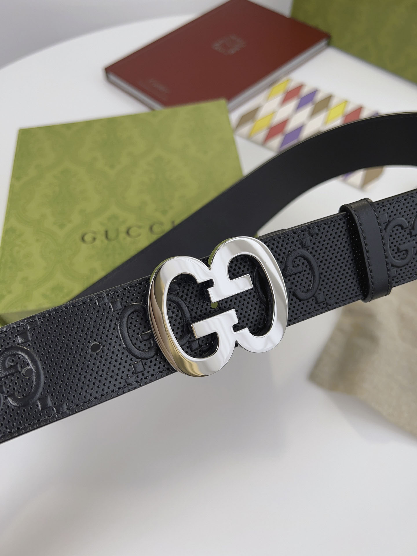 Thắt Lưng Gucci Supreme Leather With Interlocking Buckle Dây Dập Logo Nổi