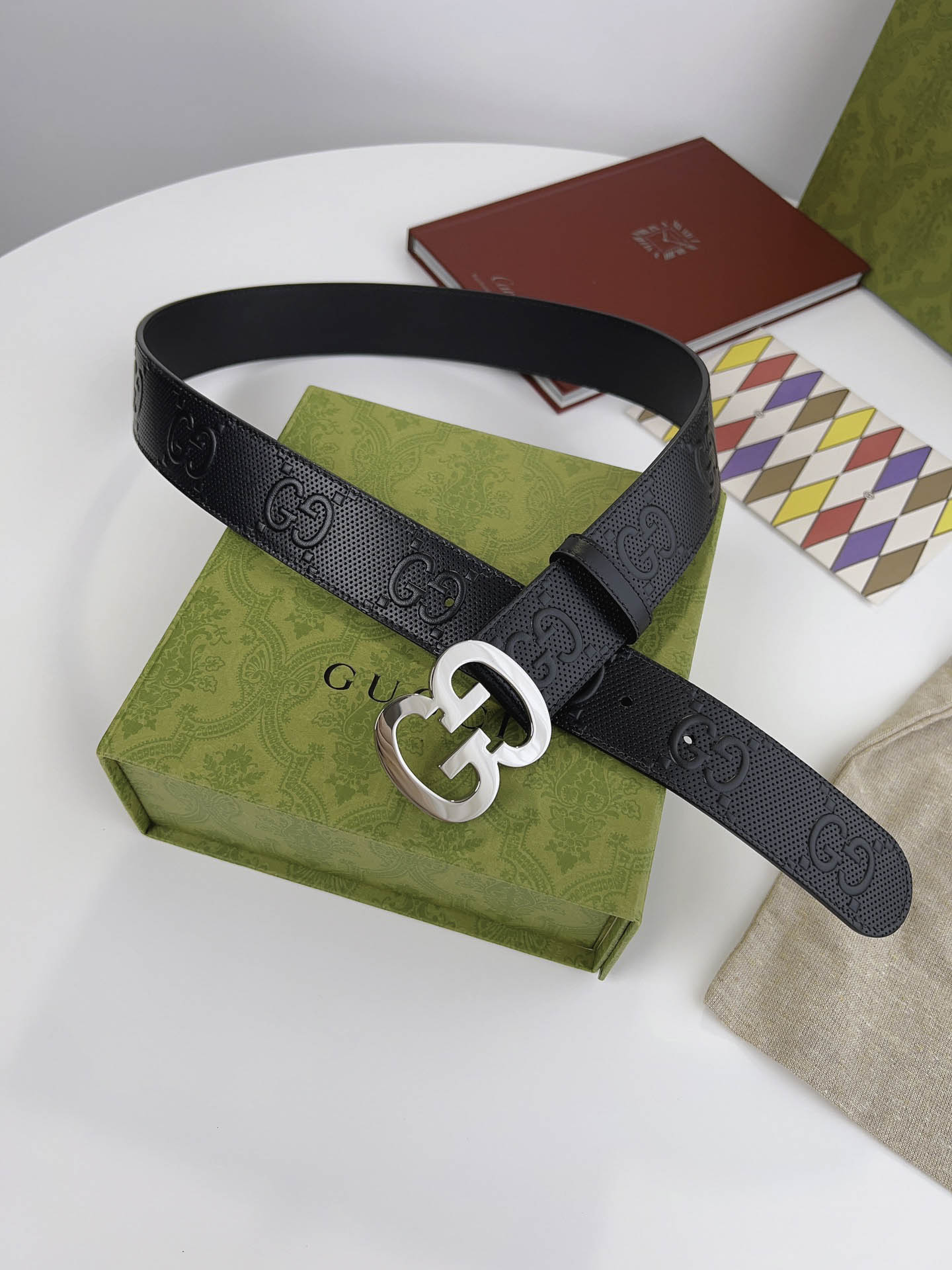 Thắt Lưng Gucci Supreme Leather With Interlocking Buckle Dây Dập Logo Nổi