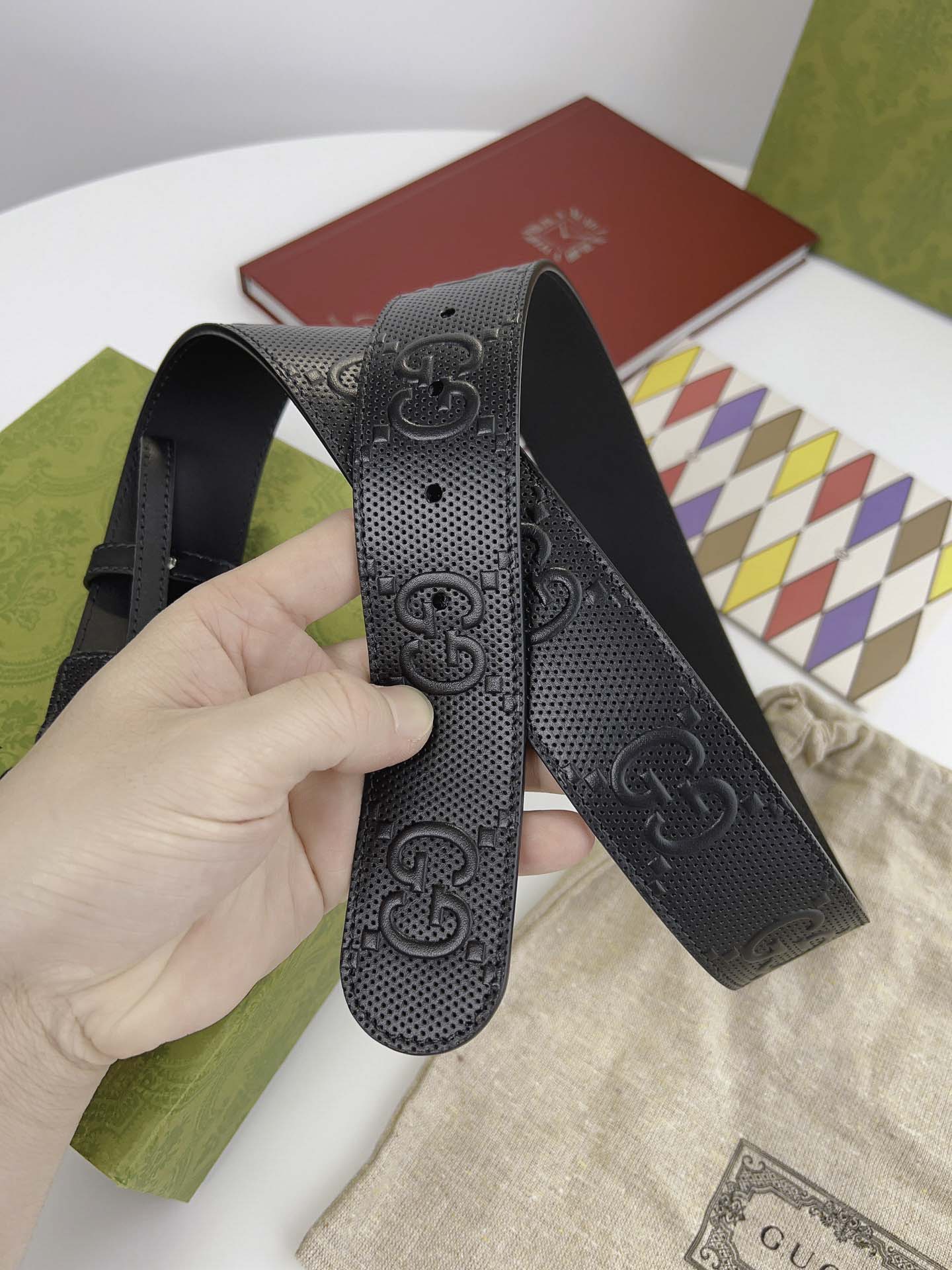 Thắt Lưng Gucci Supreme Leather With Interlocking Buckle Dây Dập Logo Nổi Khóa Vàng