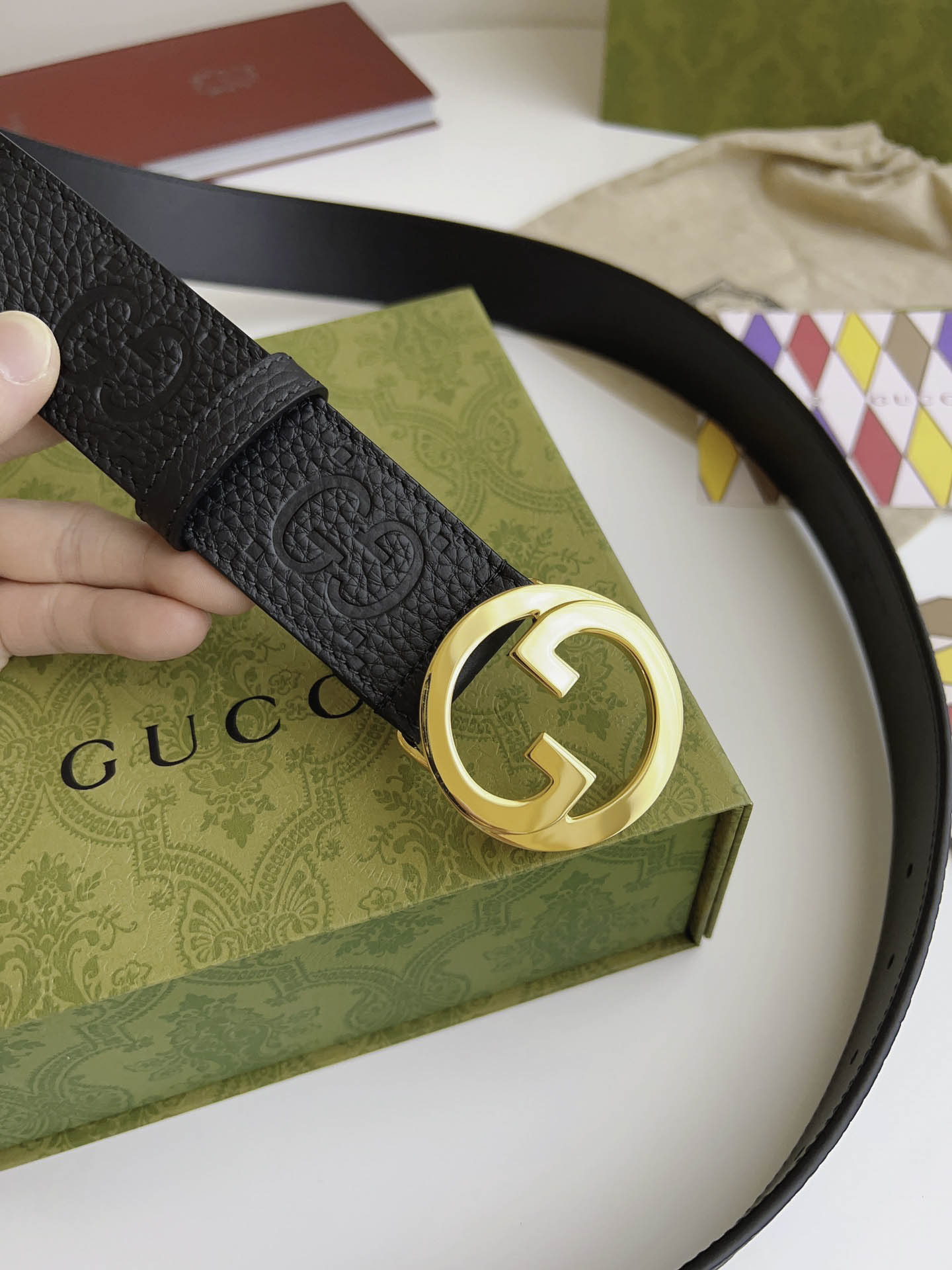 Thắt Lưng Nam Gucci Họa Tiết Dập Chìm Khóa Tròn