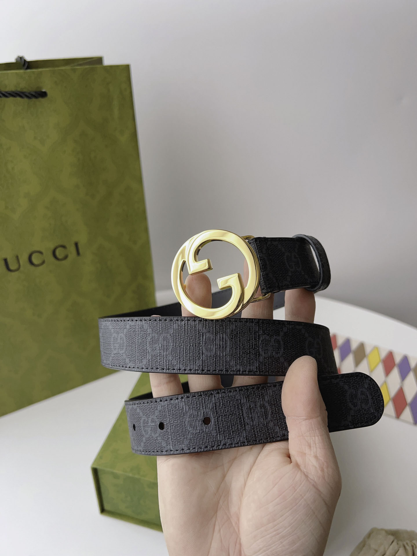 Thắt Lưng Nữ Gucci Màu Đen In Họa Tiết Dập Khóa Tròn Vàng