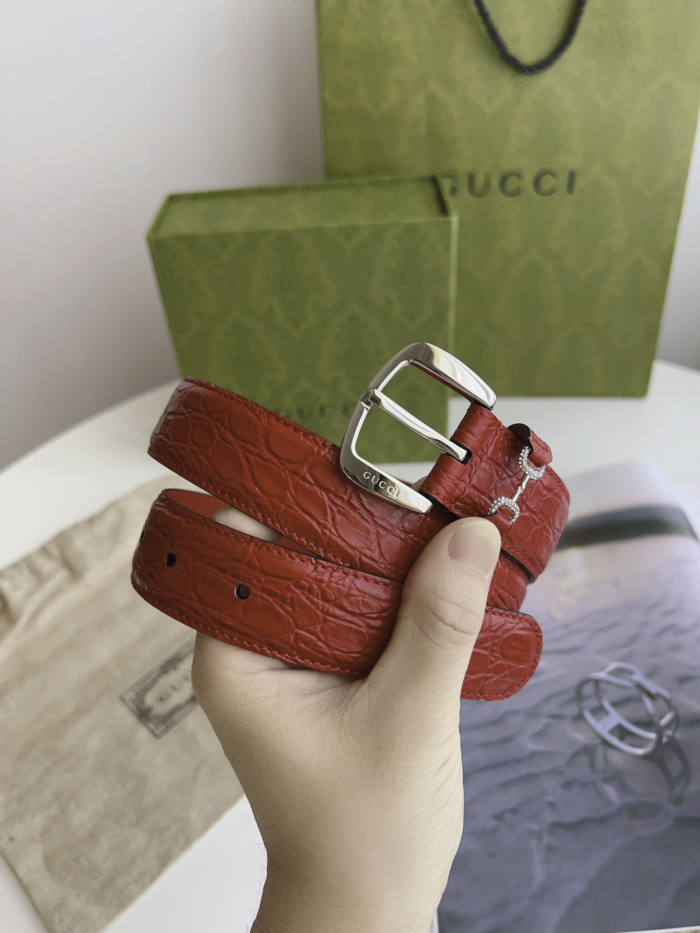 Thắt Lưng Nữ Gucci Dây Da Cá Xấu Màu Đỏ Khóa Kim Bạc