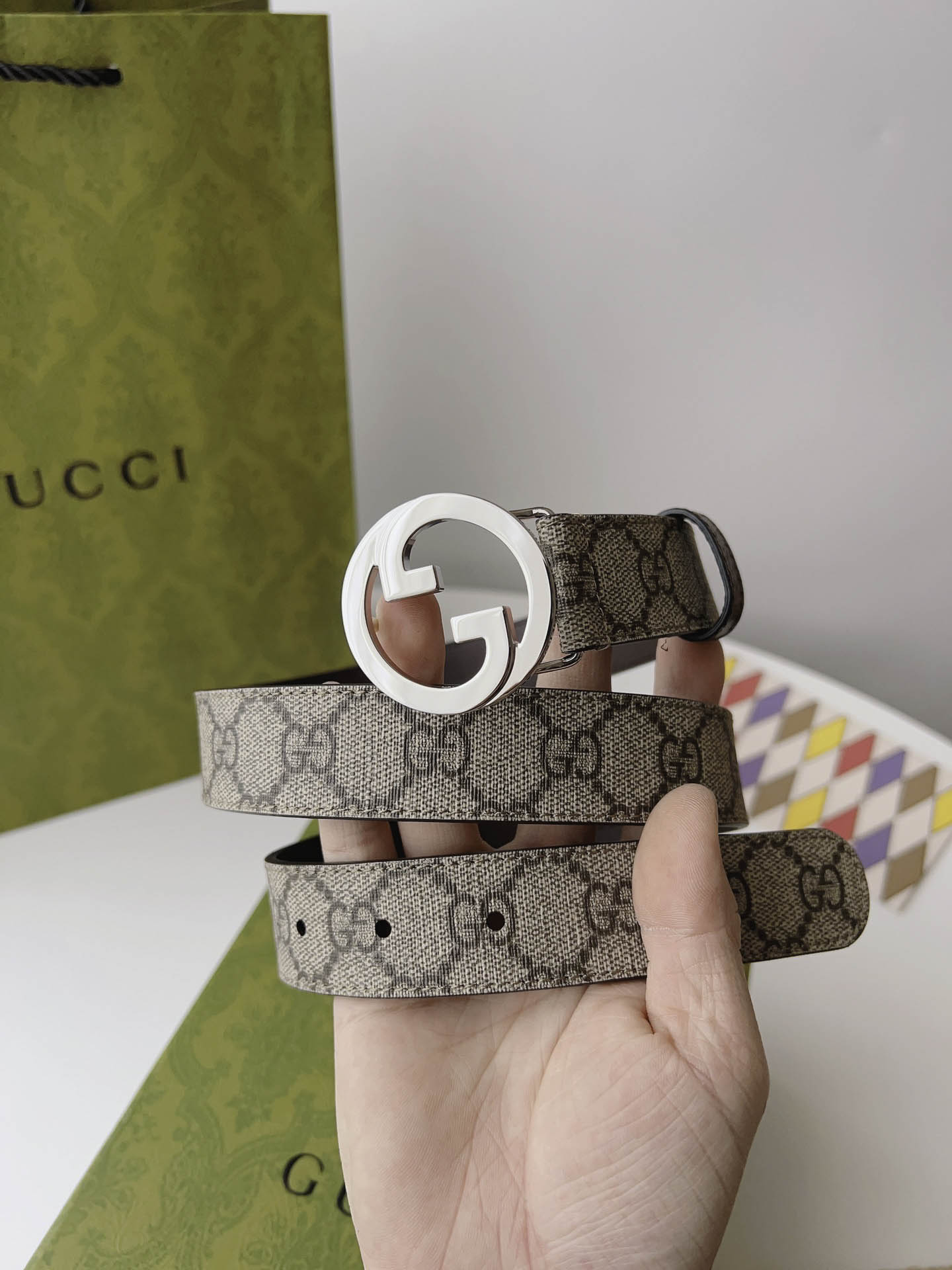 Thắt Lưng Nữ Gucci Màu Nâu In Họa Tiết Dập Khóa Tròn Bạc