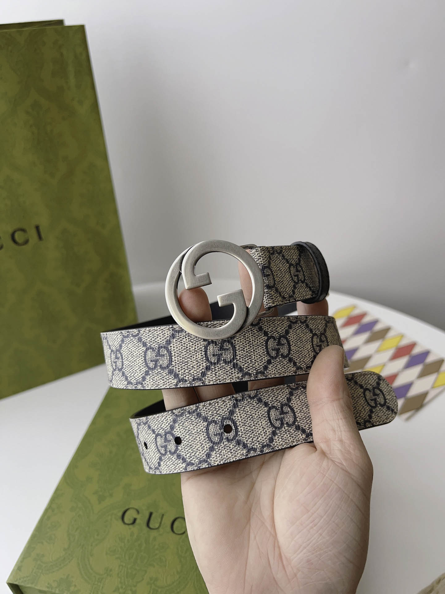 Thắt Lưng Nữ Gucci Màu Trắng Đen In Họa Tiết Dập Khóa Tròn Bạc