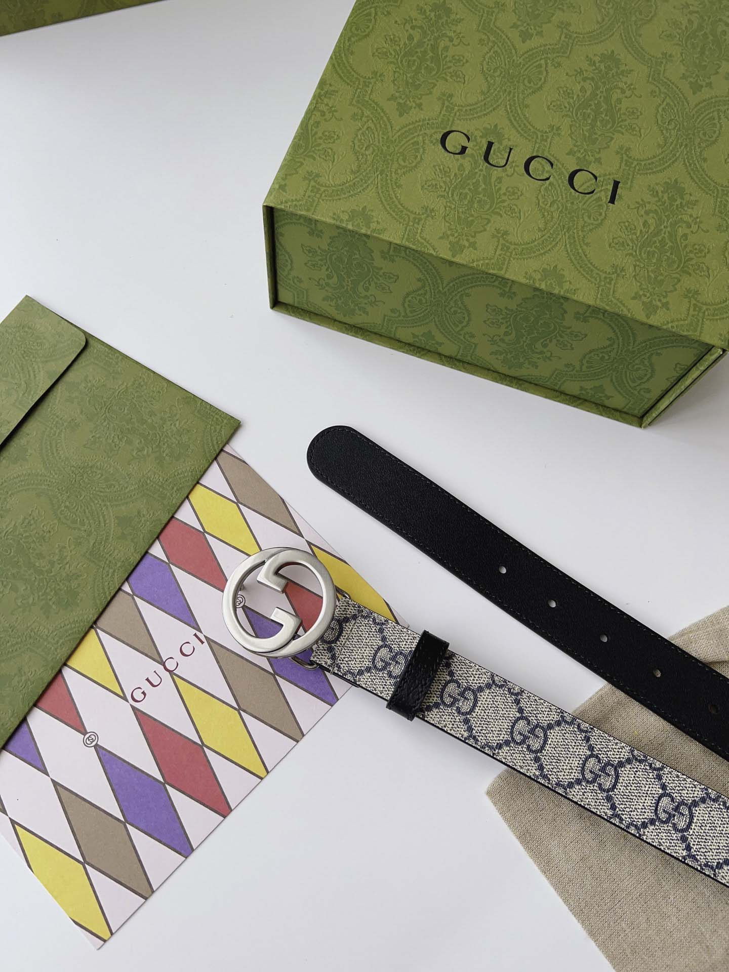 Thắt Lưng Nữ Gucci Màu Trắng Đen In Họa Tiết Dập Khóa Tròn Bạc