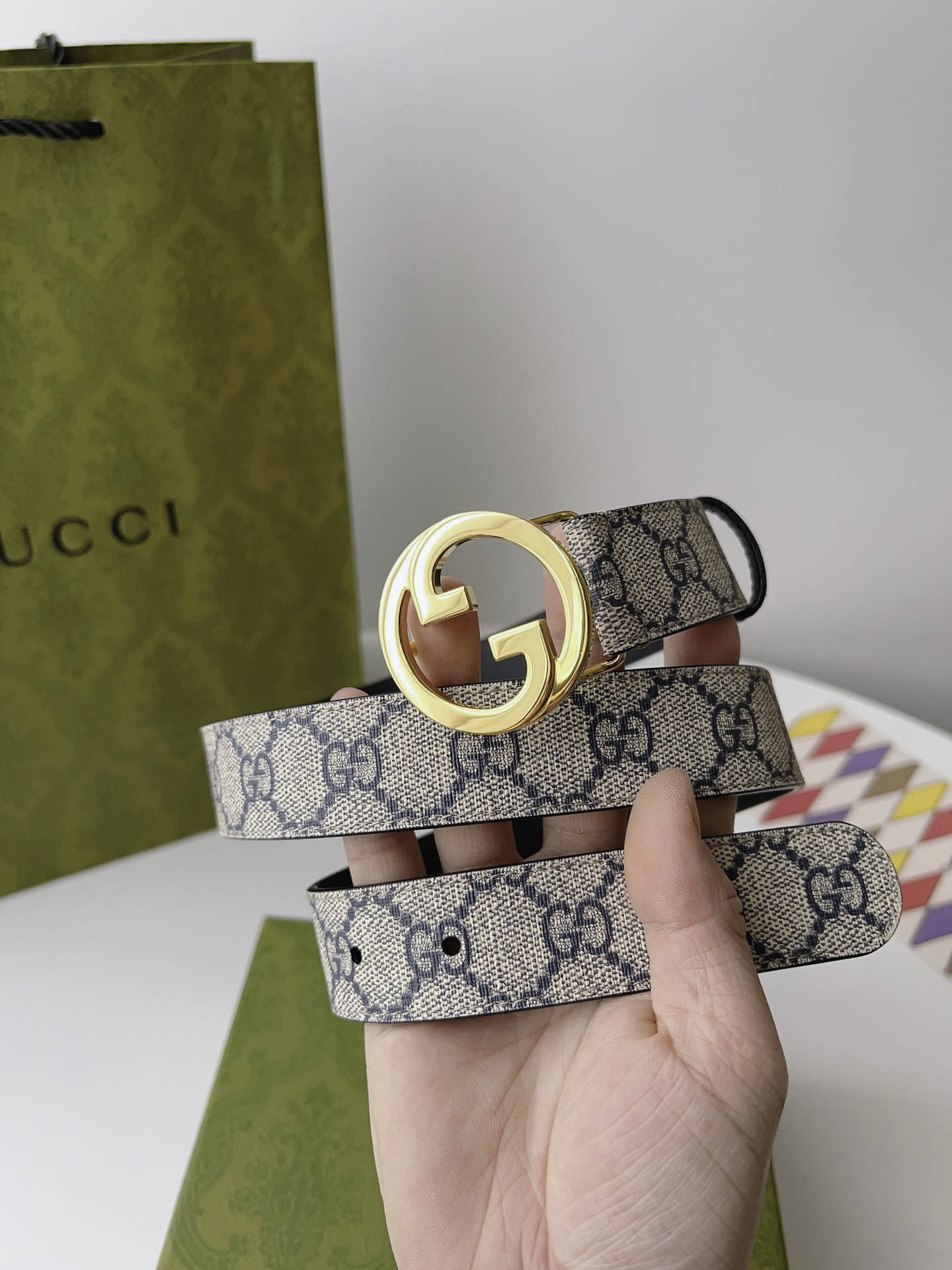 Thắt Lưng Nữ Gucci Màu Trắng Đen In Họa Tiết Dập Khóa Tròn Vàng