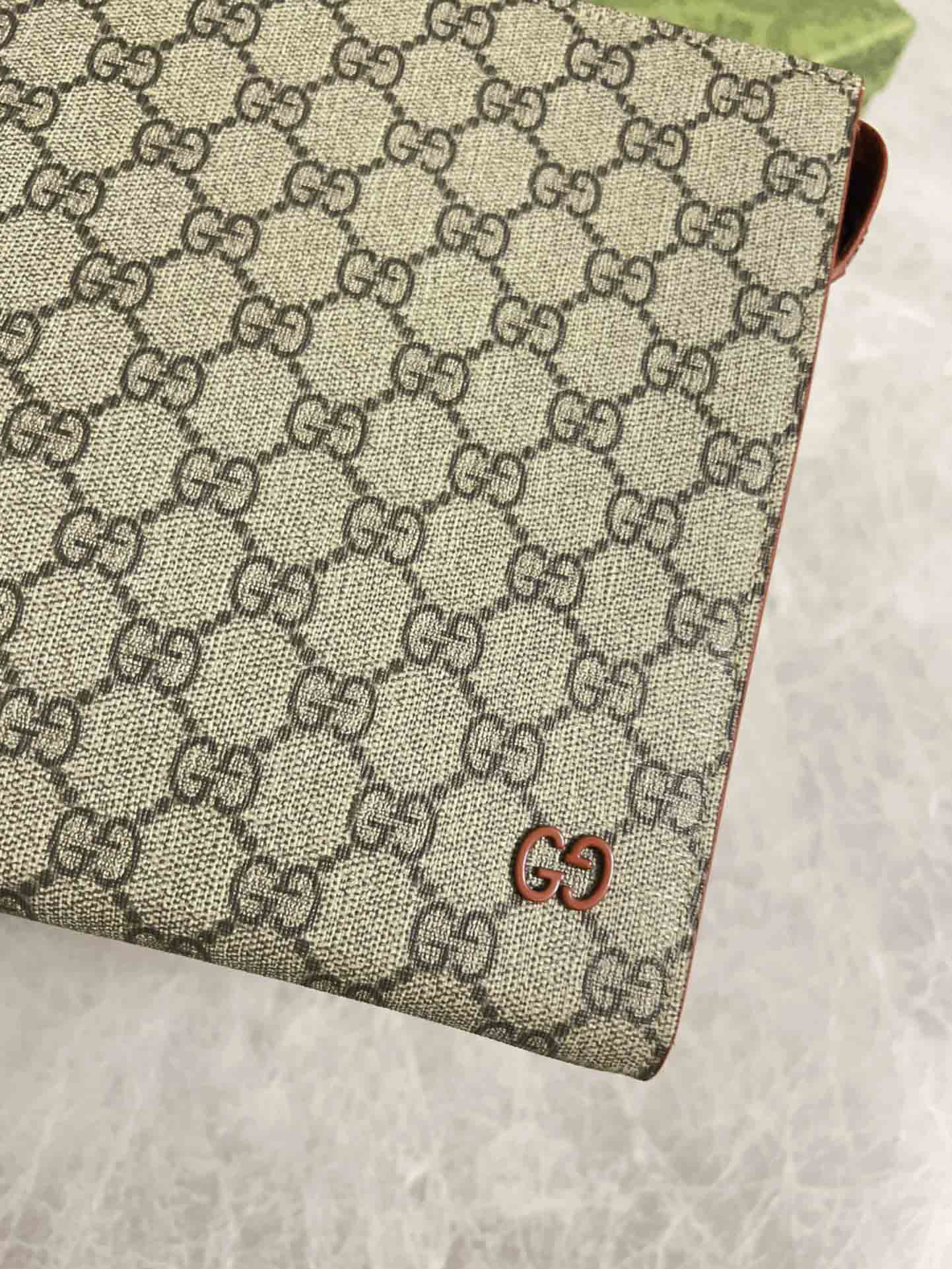 Clutch Gucci GG Supreme Pouch Đỏ Họa Tiết Monogram