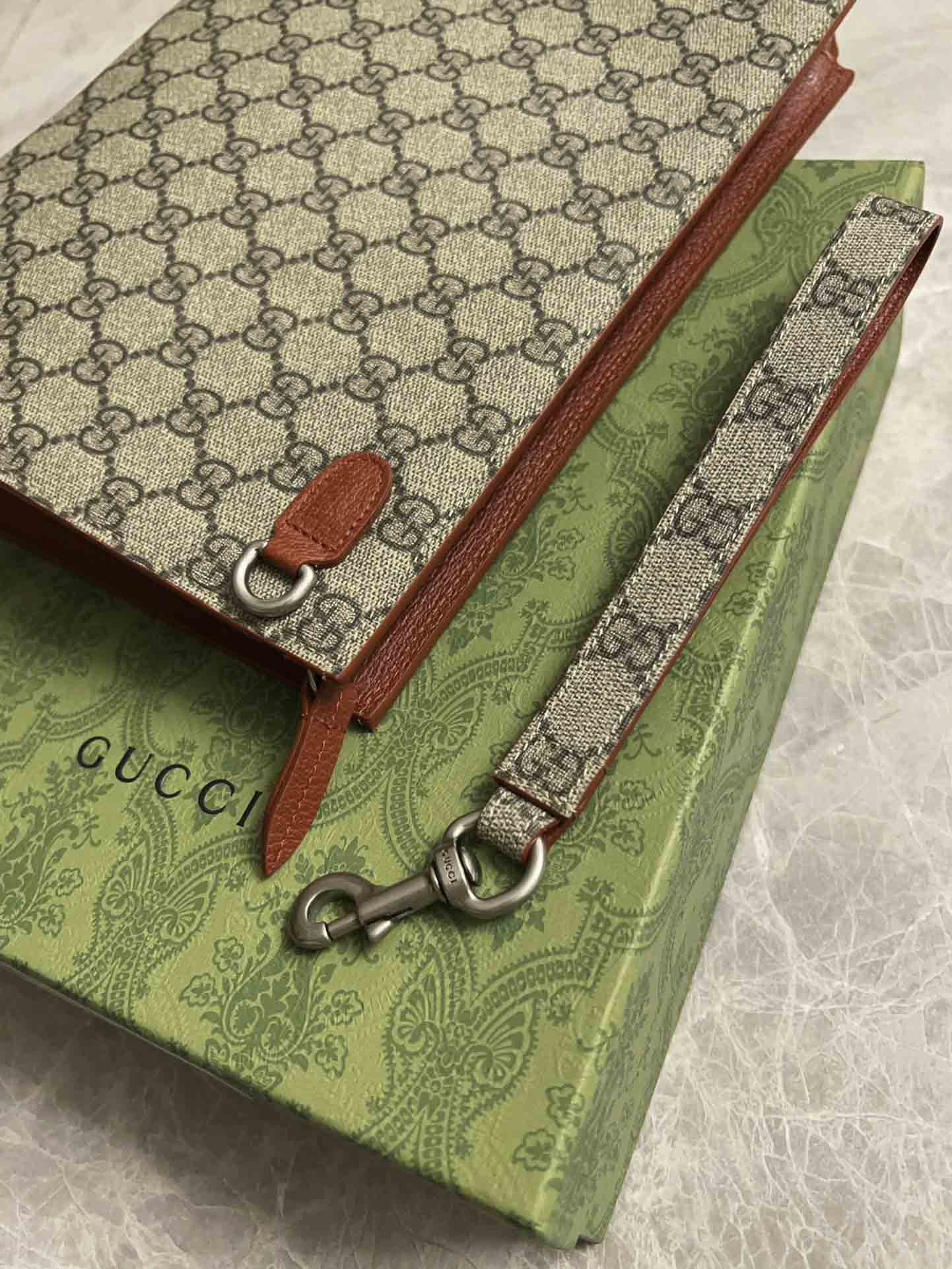 Clutch Gucci GG Supreme Pouch Đỏ Họa Tiết Monogram