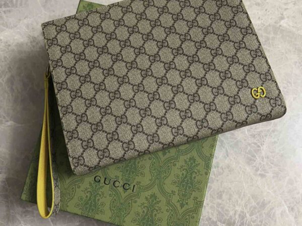 Clutch Gucci GG Supreme Pouch Vàng Họa Tiết Monogram