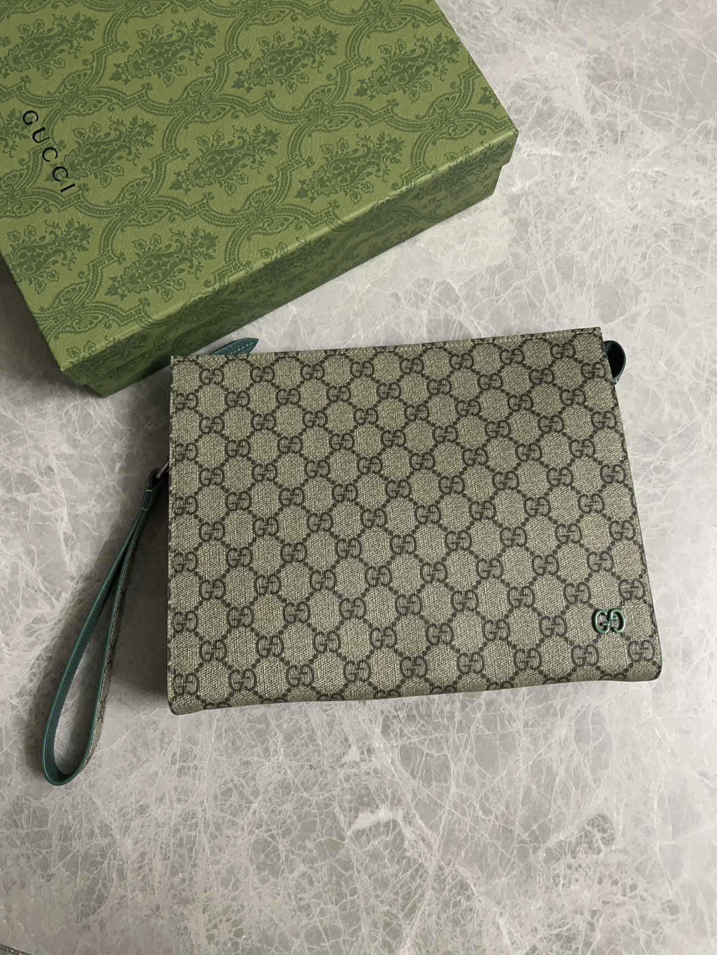 clutch-gucci-gg-supreme-pouch-xanh-hoa-tiet-monogram