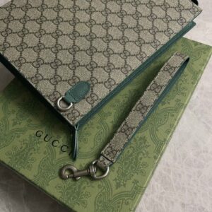 clutch-gucci-gg-supreme-pouch-xanh-hoa-tiet-monogram