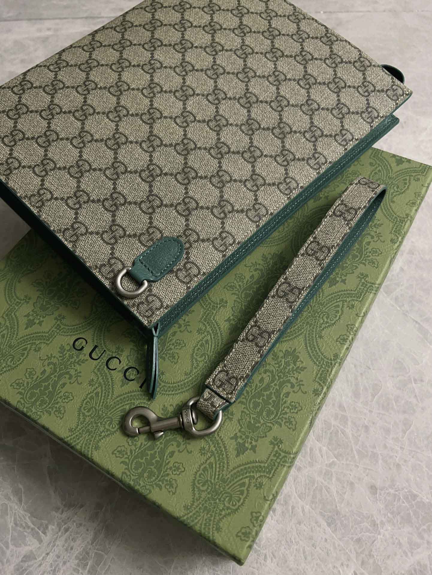 clutch-gucci-gg-supreme-pouch-xanh-hoa-tiet-monogram