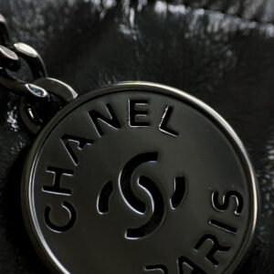 Túi Chanel 22 Medium Hand Bag With Medal Black