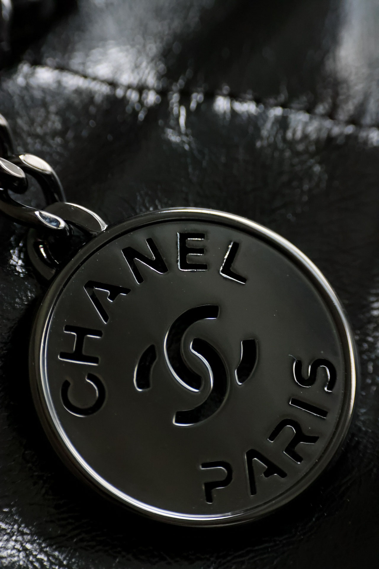 Túi Chanel 22 Medium Hand Bag With Medal Black