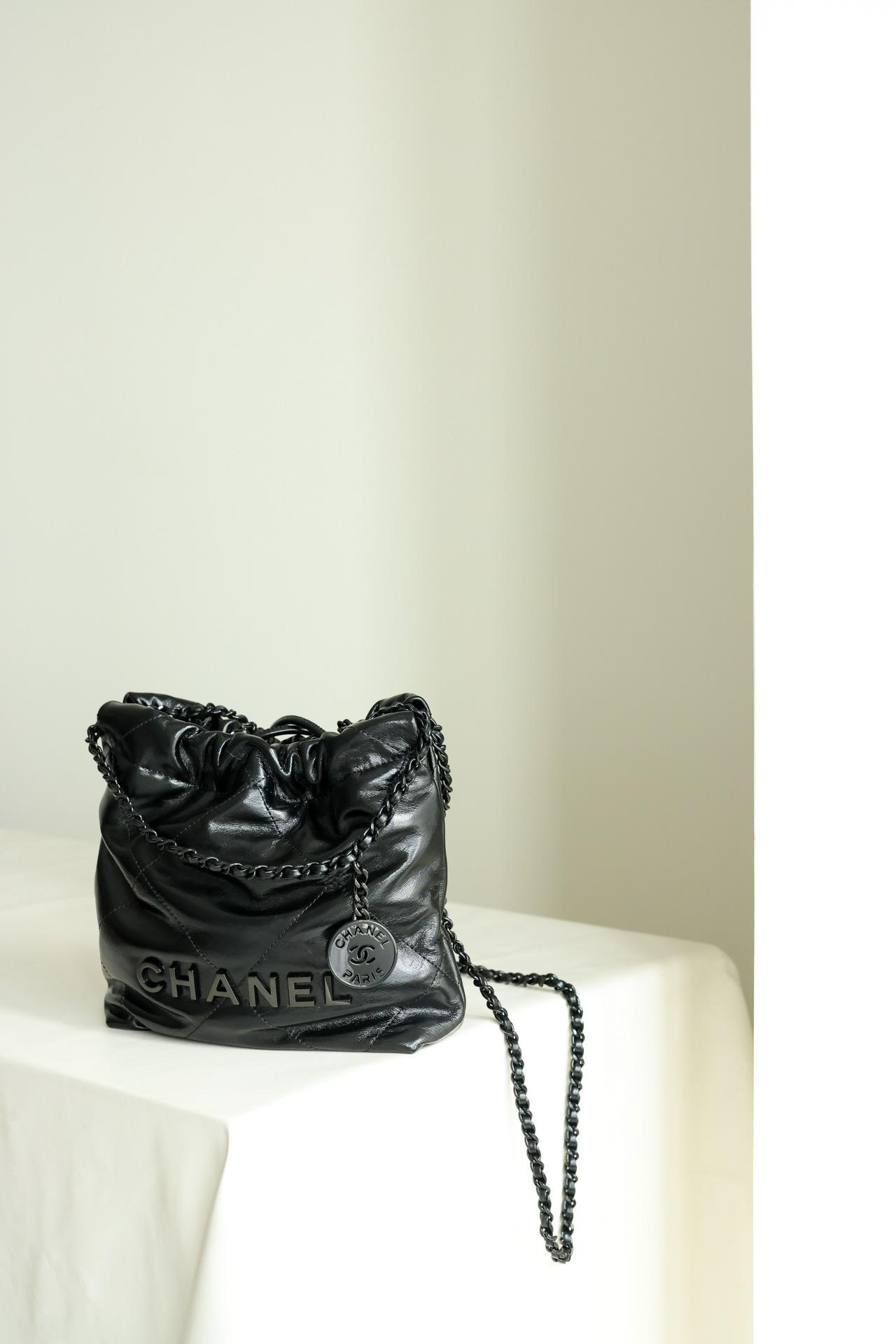 Túi Chanel 22 Medium Hand Bag With Medal Black