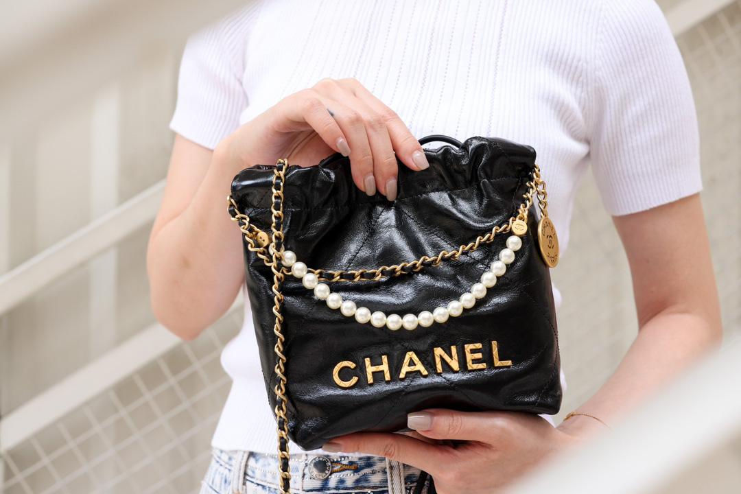 Túi Chanel 22 Mini Pearl Handbag Shiny Crumpled Calfskin & Gold-Tone Metal Black