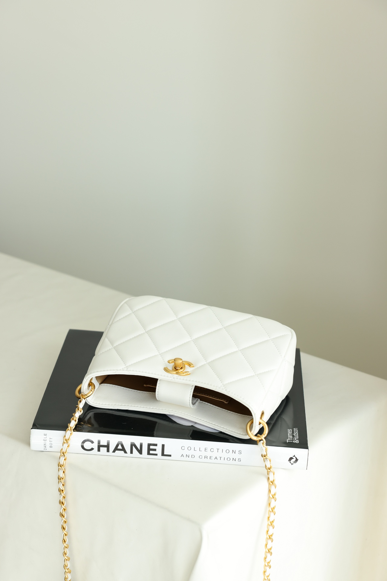 Túi Chanel 23A Hobo Bag White Lambskin Best Quality