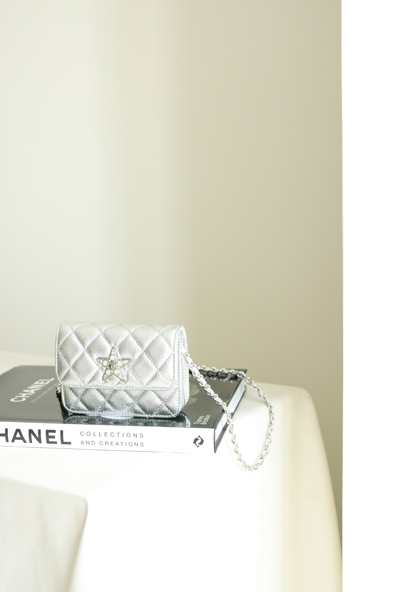 Túi Chanel Chain pochette Shoulder Bag Lamb leather Silver Used Women Matelasse