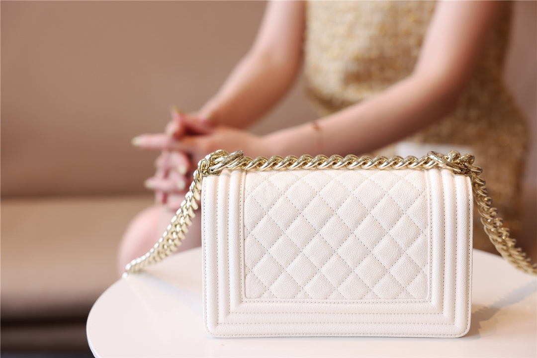 Túi Chanel Medium Boy Bag White Calfskin Gold Hardware