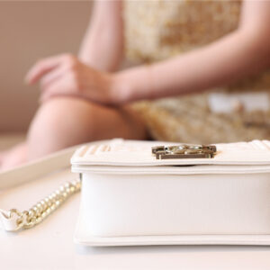 Túi Chanel Medium Boy Bag White Calfskin Gold Hardware