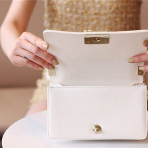 Túi Chanel Medium Boy Bag White Calfskin Gold Hardware