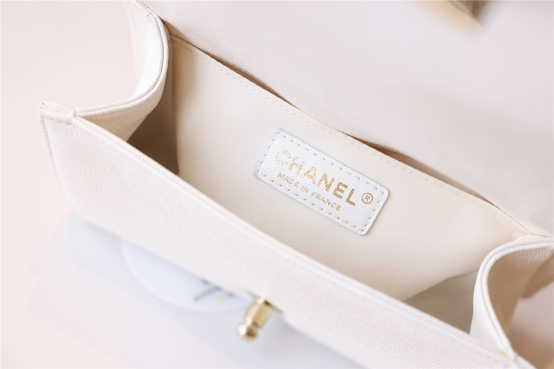 Túi Chanel Medium Boy Bag White Calfskin Gold Hardware