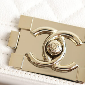 Túi Chanel Medium Boy Bag White Calfskin Gold Hardware
