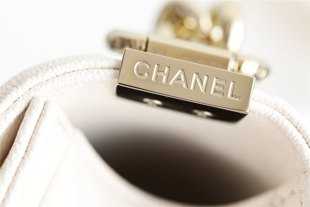 Túi Chanel Medium Boy Bag White Calfskin Gold Hardware