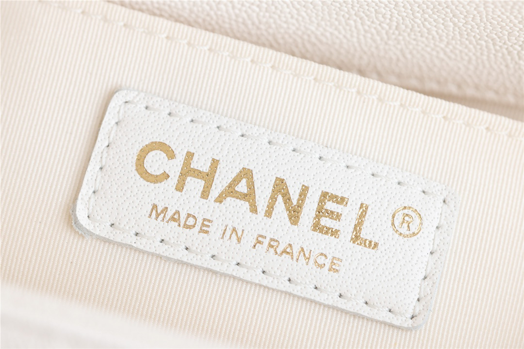 Túi Chanel Medium Boy Bag White Calfskin Gold Hardware