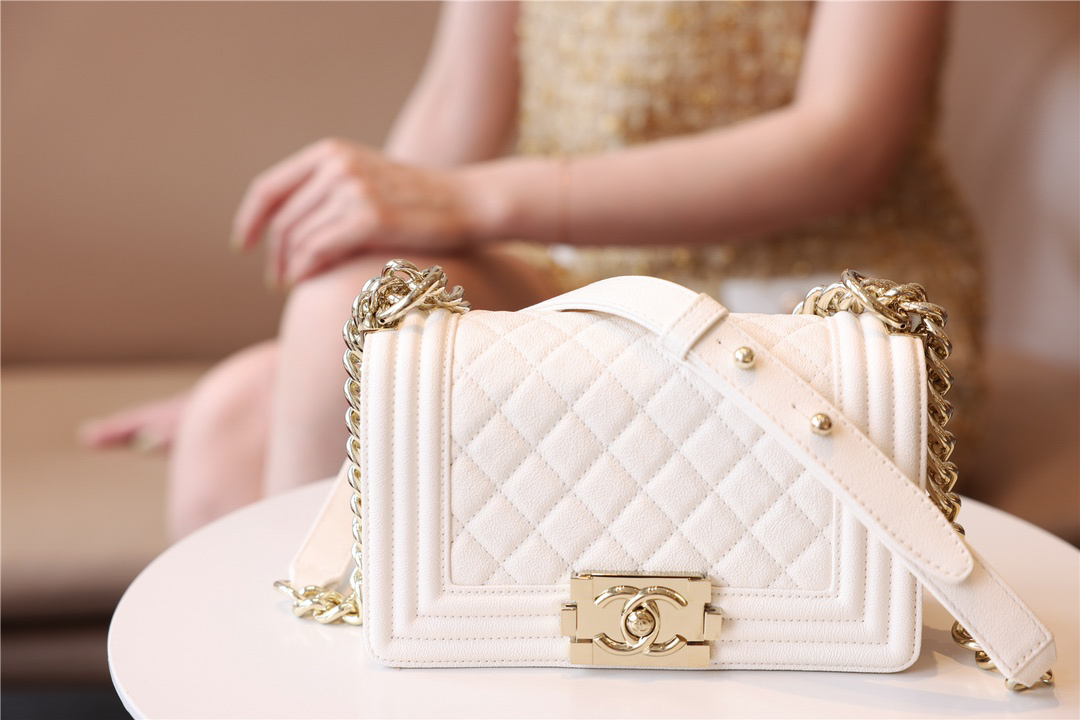 Túi Chanel Medium Boy Bag White Calfskin Gold Hardware