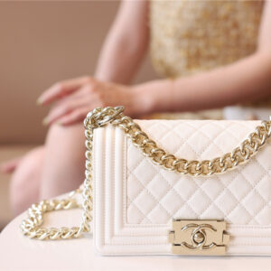 Túi Chanel Medium Boy Bag White Calfskin Gold Hardware