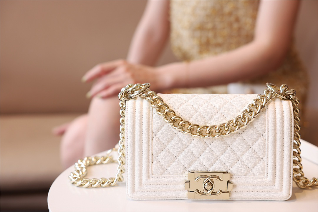 Túi Chanel Medium Boy Bag White Calfskin Gold Hardware