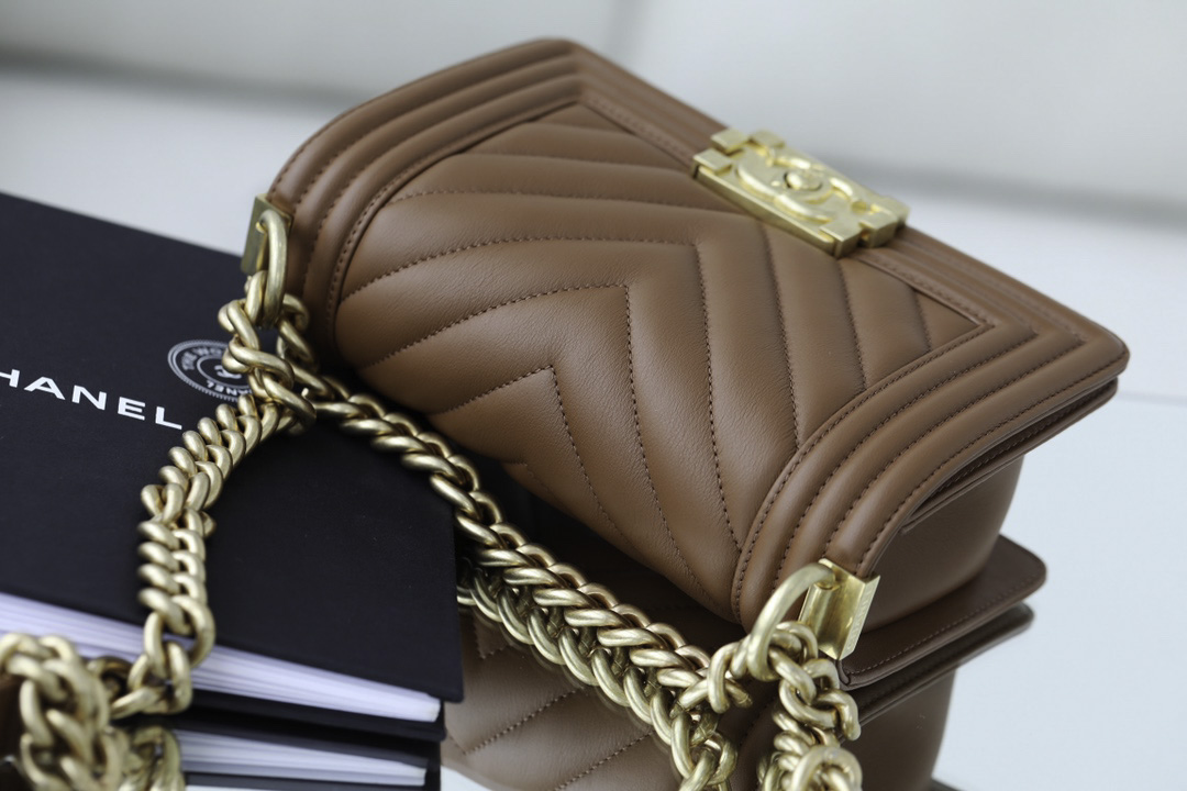 Túi Chanel Tan Caviar Leather Chevron Quilted Medium Boy Bag