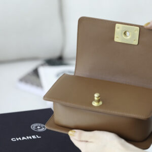 Túi Chanel Tan Caviar Leather Chevron Quilted Medium Boy Bag