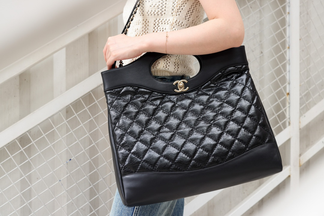 Túi Đeo Chéo Nữ Chanel 31 Large Bag Calfskin Black Màu Đen