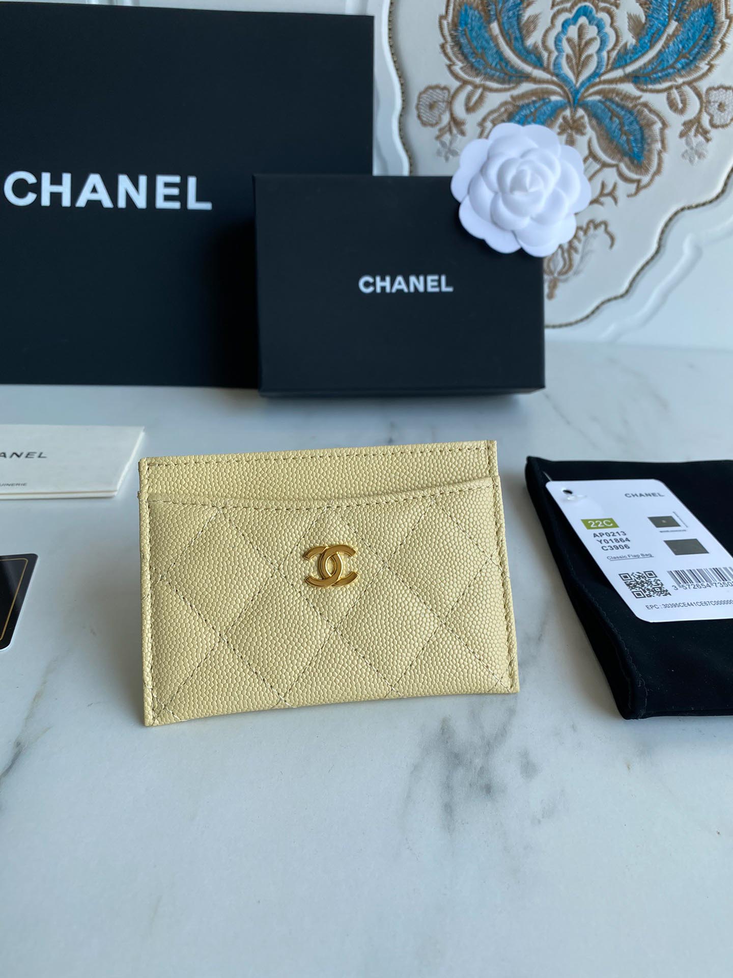 Ví Chanel Caviar Quilted Card Holder Yellow