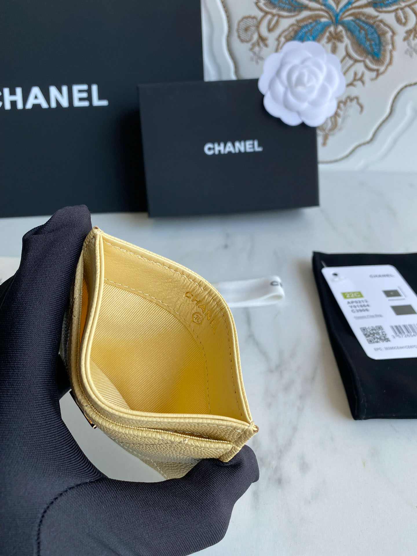 Ví Chanel Caviar Quilted Card Holder Yellow