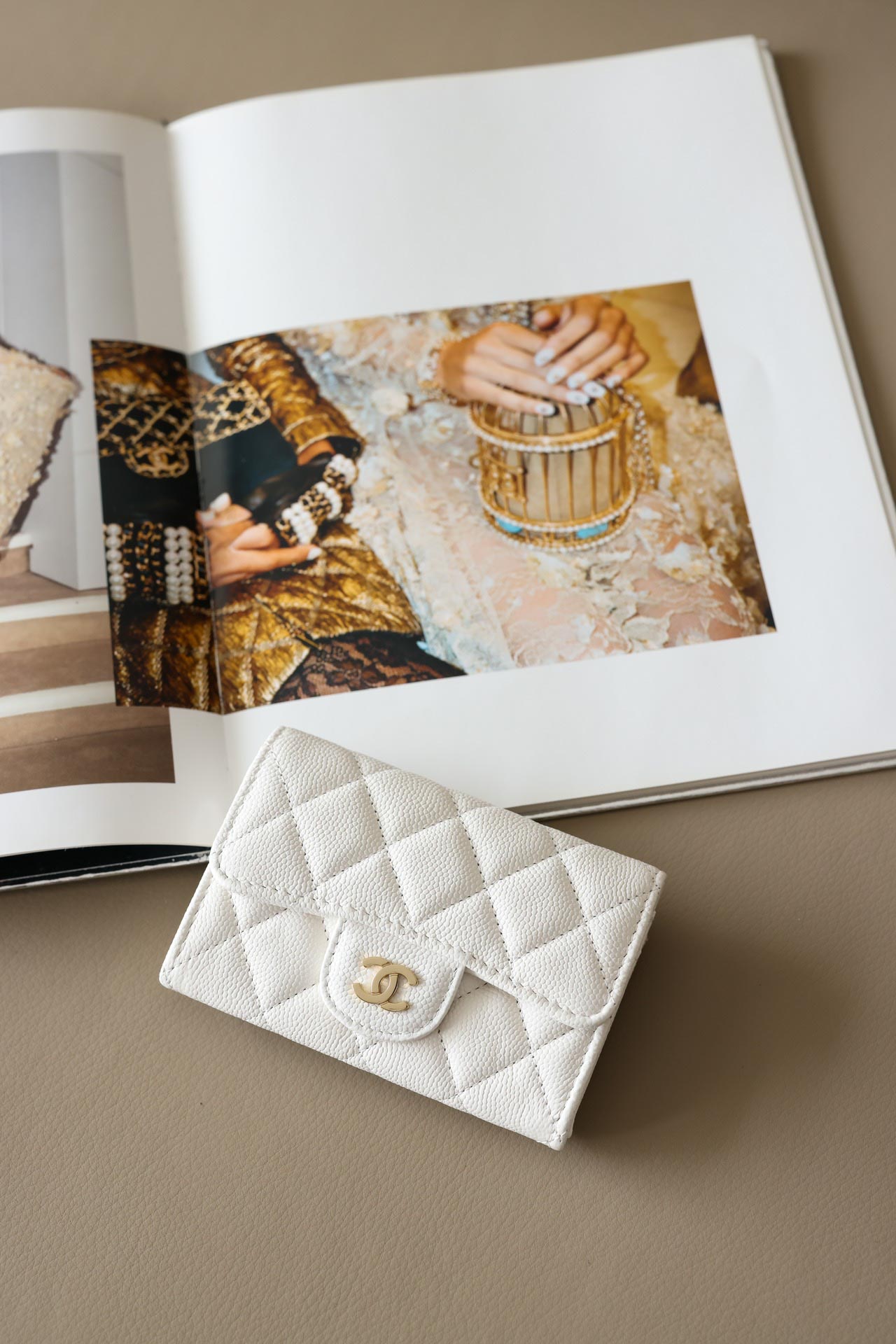 Ví Chanel Classic Quilted Snap Card Holder White Caviar