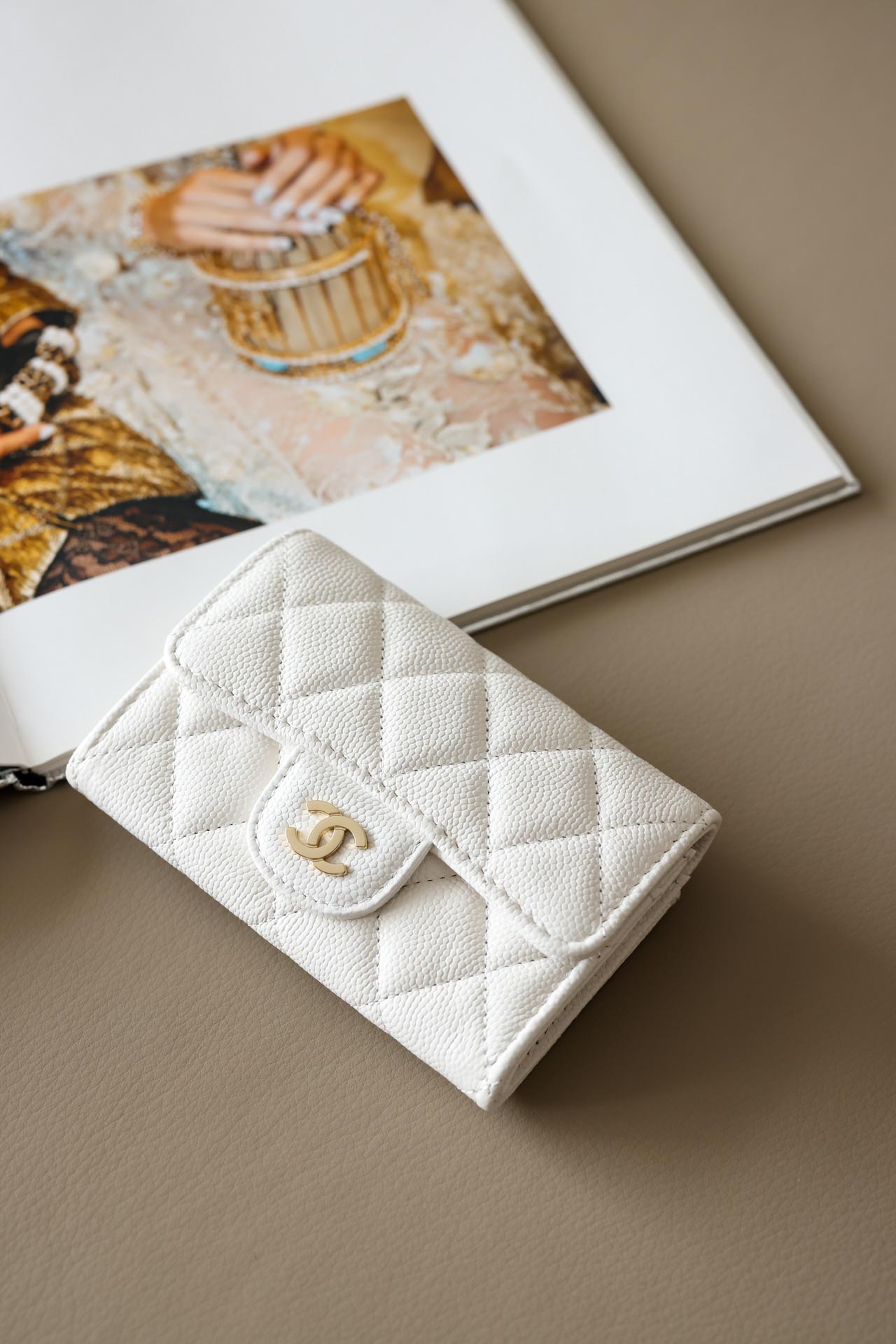 Ví Chanel Classic Quilted Snap Card Holder White Caviar