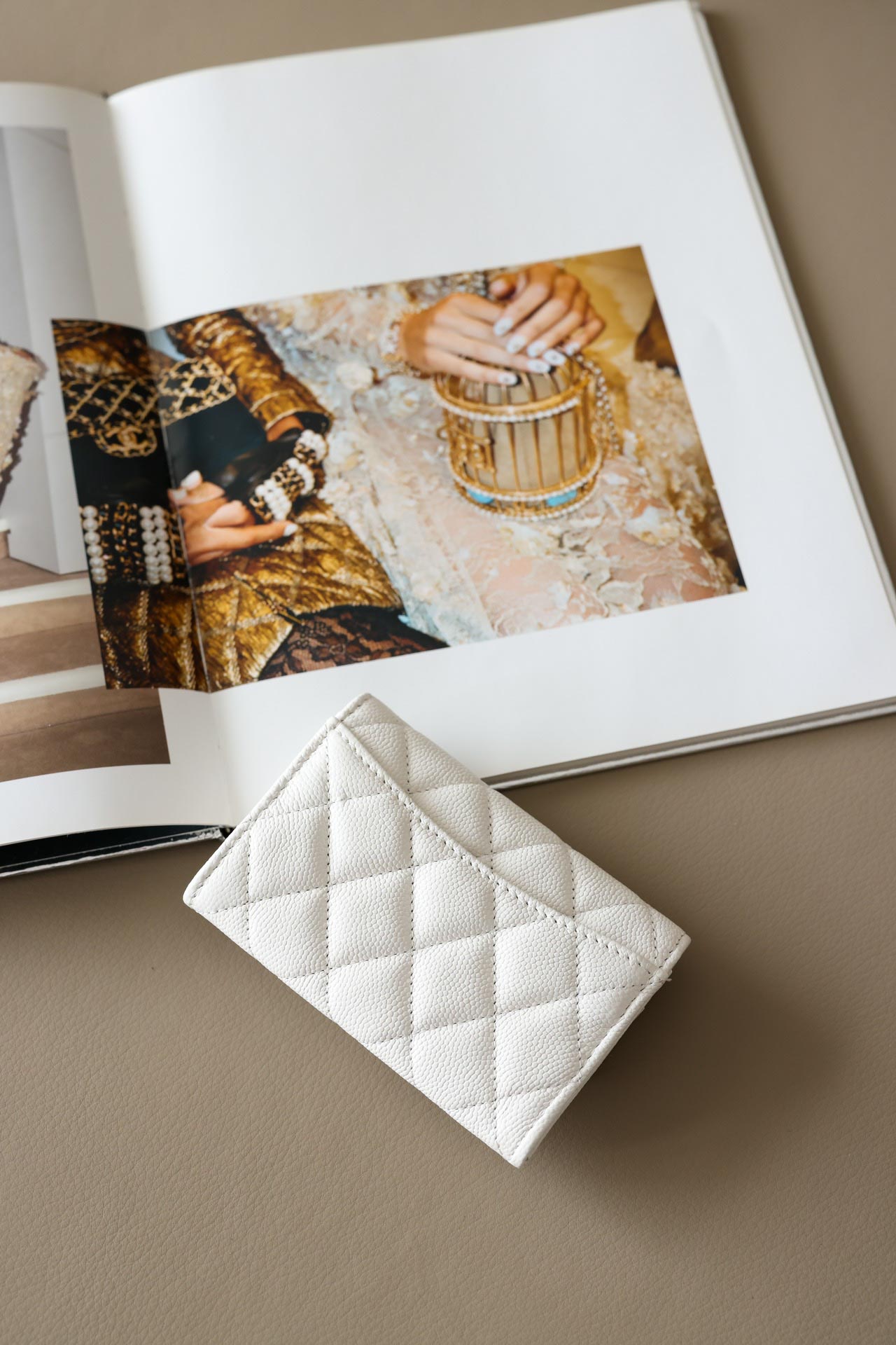 Ví Chanel Classic Quilted Snap Card Holder White Caviar