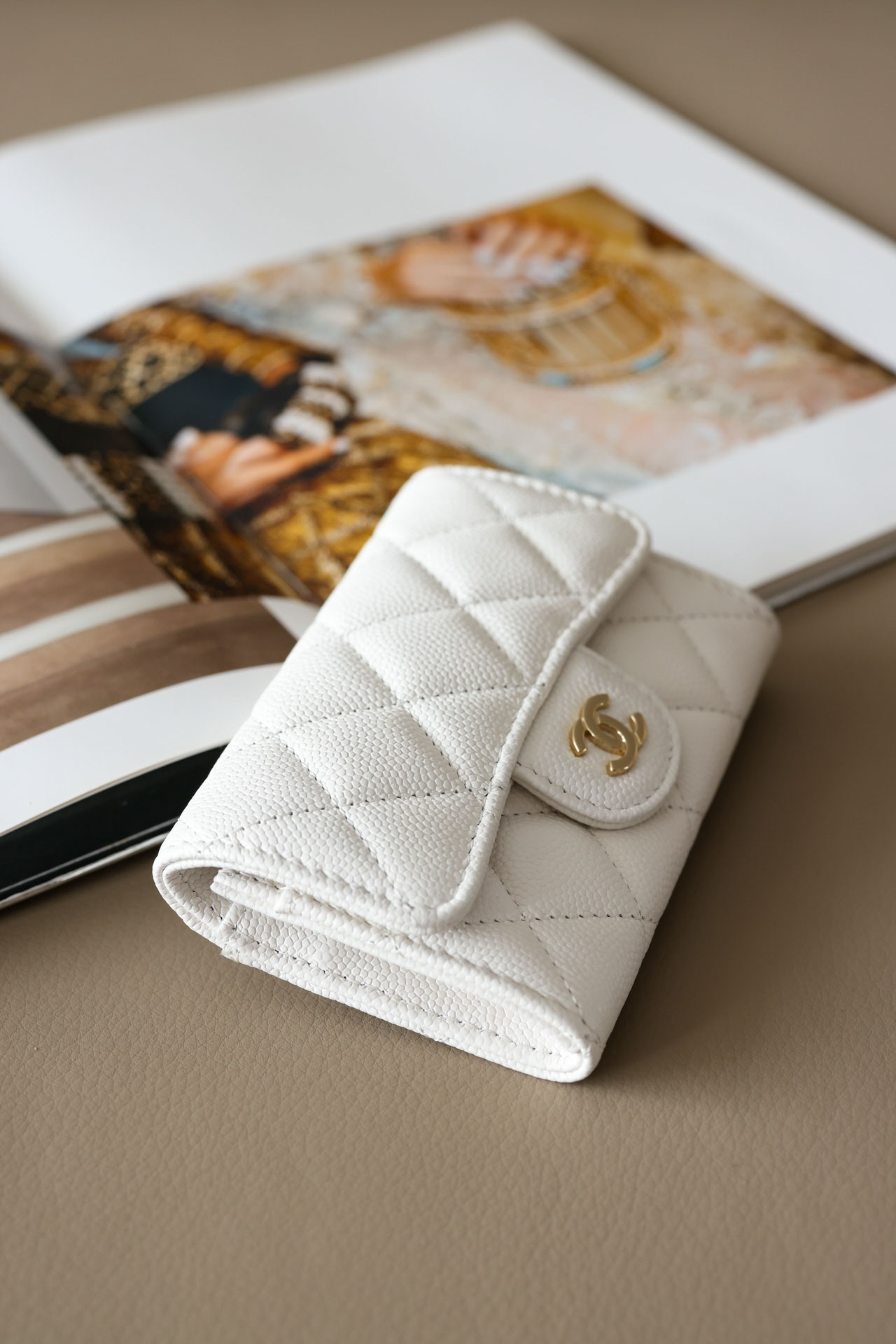 Ví Chanel Classic Quilted Snap Card Holder White Caviar