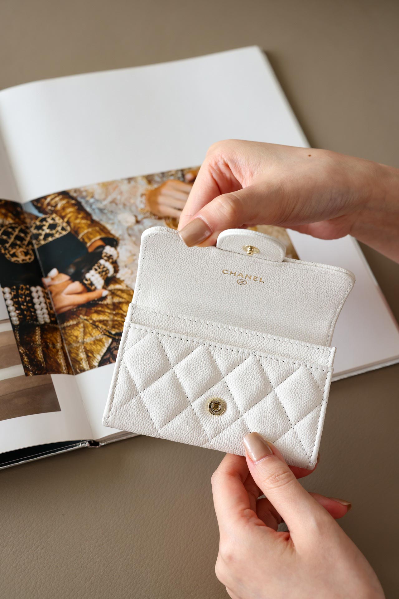 Ví Chanel Classic Quilted Snap Card Holder White Caviar