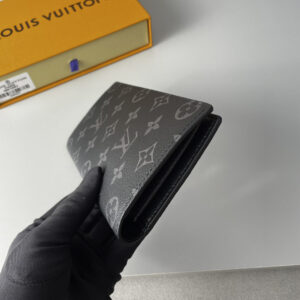 vi-dai-nam-louis-vuitton-hoa-tiet-brazza-damier-graphite-mau-djen