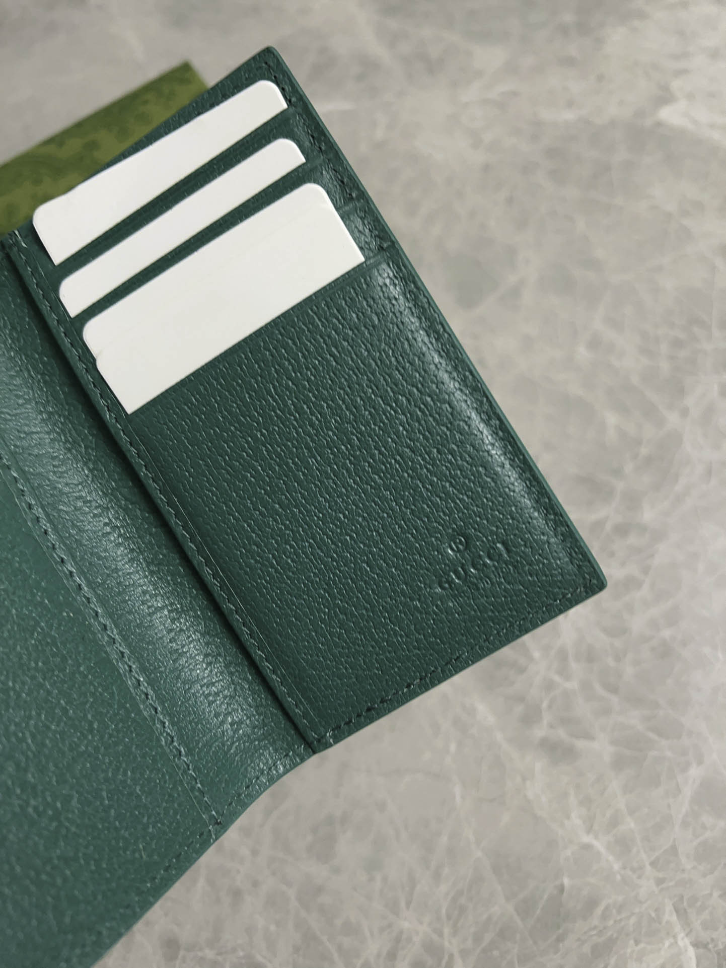 Ví Đựng Thẻ Gucci Canvas GG Supreme Bifold Green