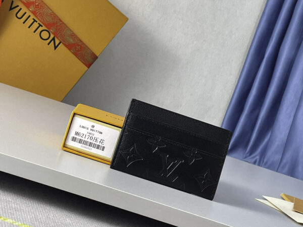 Ví Đựng Thẻ Louis Vuitton Họa Tiết Dập Màu Đen
